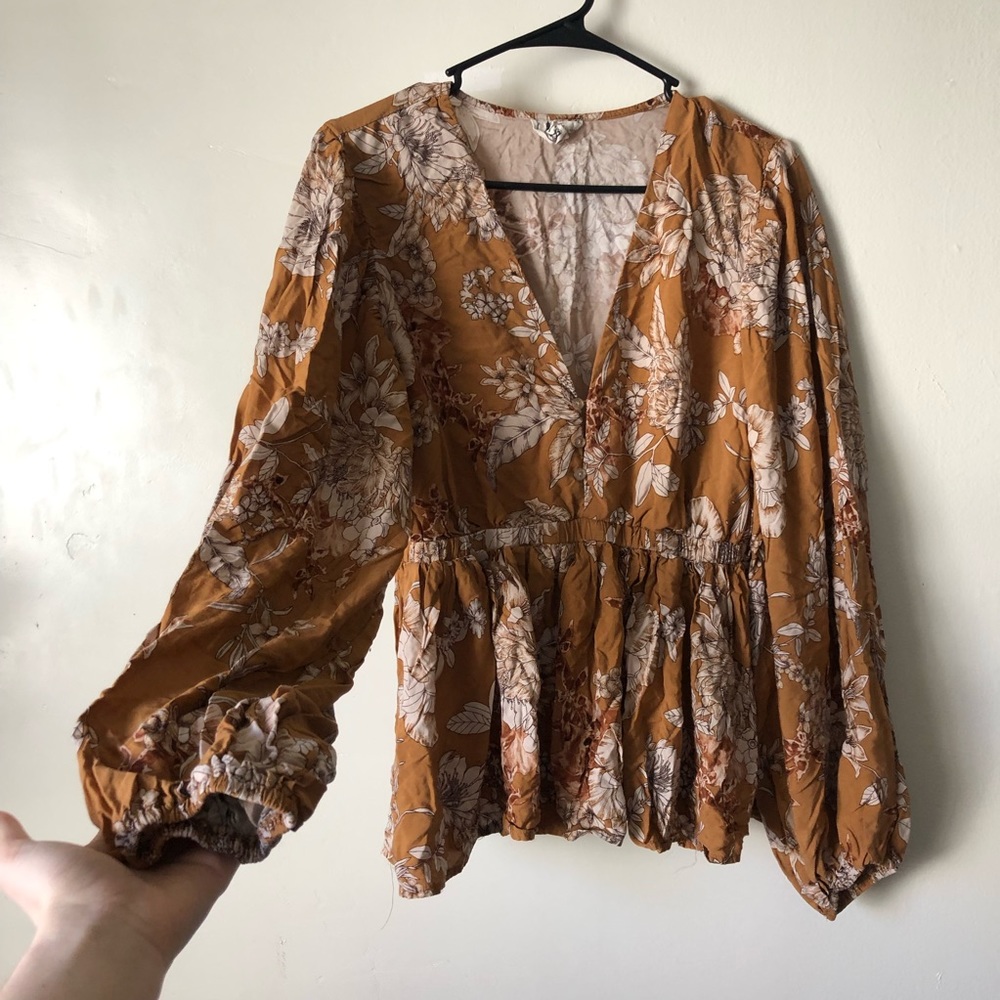 Jaase Beautiful Floral Top w/ Flowy Sleeves - Picture 4 of 8
